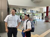 電光掲示板で乗る電車とホームを確認中です。