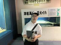 津軽海峡の巨大イカと一緒に。