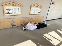 遊んでいるわけではありません。イルカの大きさを身をもって測っています。