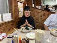 2日目の夕食（最後の夕食）は、醤油ラーメンとライスです。一言「幸せだね」。